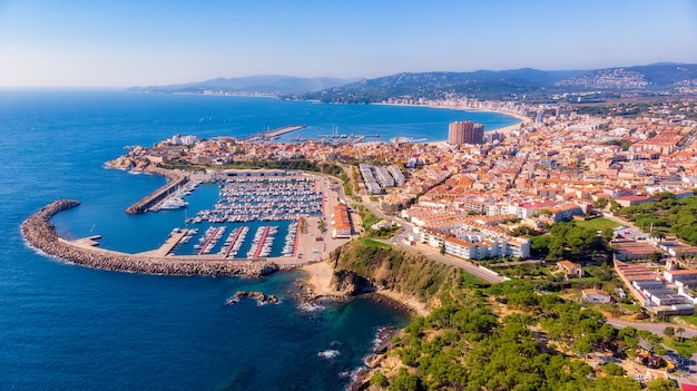 Foto aerea del drone dalla piccola città spagnola palamos in costa brava