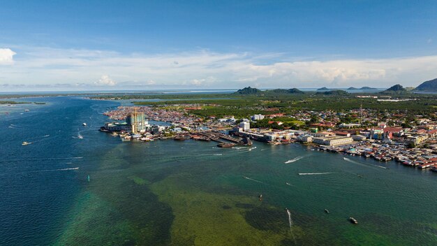 Photo aerial drone of semporna on the southeastern coast of the state of sabah in malaysia is a county in the tawau district