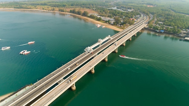Воздушный беспилотный снимок моста сарасин пхукет таиланд изображение транспорта фон мост сарасин соединяет провинцию пханг нга с пхукетом.