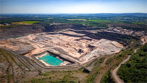 Photo aerial drone shot of a small openpit coal mine in colombia