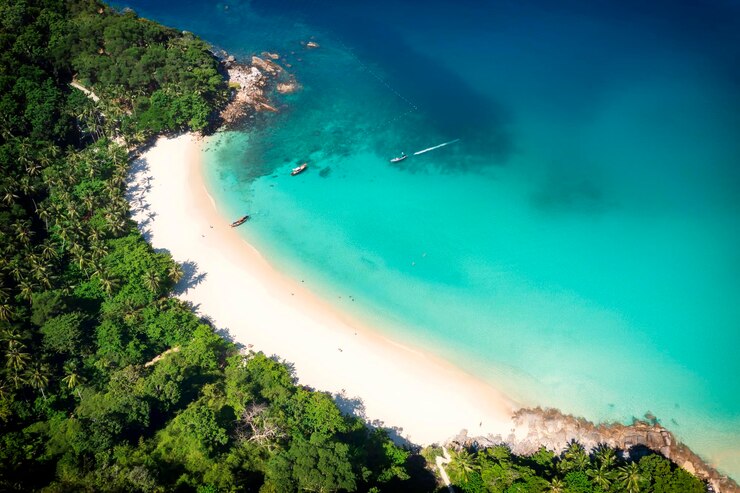 Photo aerial drone top view crowd of happy people relax at tropical beach with sunset in phuket thailand beautiful phuket beach is famous tourist destination at andaman sea holiday summer concept