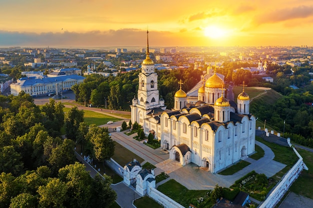 블라디미르(Vladimir) 시내 중심에 있는 가정 대성당(Assumption Cathedral)의 공중 무인 항공기 전망은 여름 화창한 날 일몰과 함께 클레아즈마(Klyazma) 강이 있습니다.