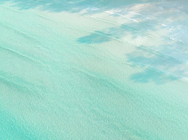 タイの海湾の美しいビーチとターコイズ色の海水の空中ドローンビュー タイのクード島