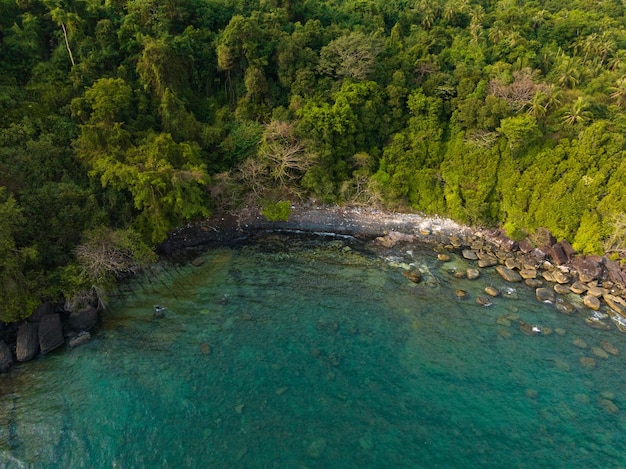 ターコイズ ブルーの海の水とタイ湾クッド島タイのヤシの木と美しいビーチの空中ドローン ビュー