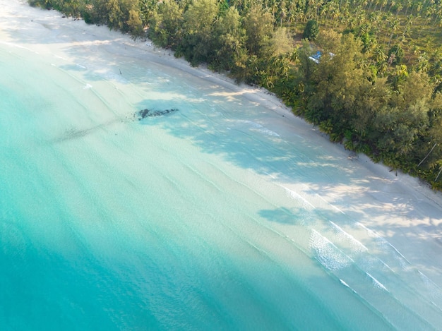 ターコイズ色の海水とタイ湾のナツメヤシの木の美しいビーチのドローンビュー タイのクード島