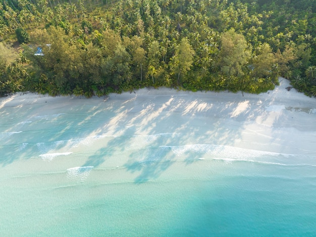 태국 만의 푸른 바물과 나무가 있는 아름다운 해변의 드론 풍경 태국 쿠드 섬