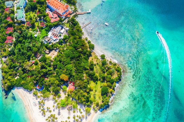 야자수와 보트가 있는 아름다운 카리브해 열대 섬 Cayo Levantado 해변의 공중 무인 항공기 보기. 바카디 섬, 사마나, 도미니카 공화국. 휴가 배경.