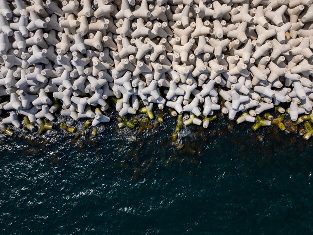 Воздушный взгляд с дрона на волнолом в море коллекция бетонных тетраподов