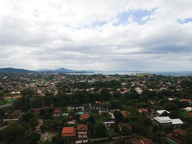 Вид с воздуха на город Араруама в регионе Лагос в Рио-де-Жанейро. Переменная облачность.