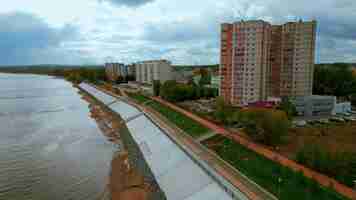 Photo aerial drone view of city river embankment clip urban cityscape with walking people