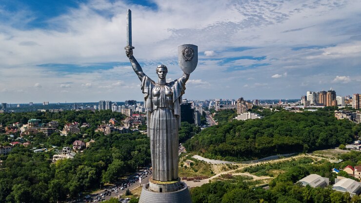 Вид с воздуха на город и горизонт весной с дронов