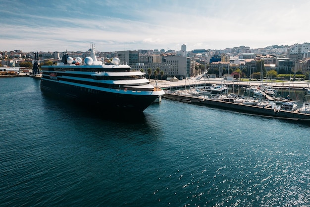 Vista aerea con drone del porto turistico della nave da crociera e vista del centro di vigo galizia spagna