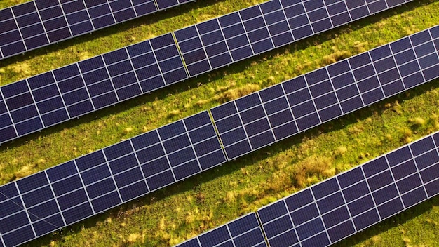 태양광 발전소 패널 위의 공중 드론 보기 비행.