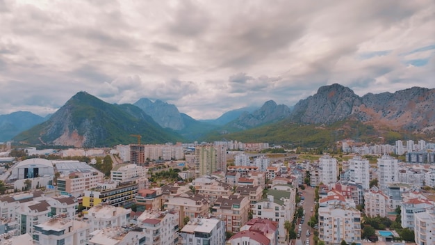 Вид с дрона с воздуха на жилые районы на фоне гор Курортный город Дома и отели