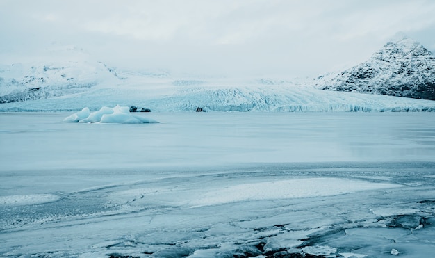 Фото Вид с воздуха с дрона ледник исландия тающий лед slheimajkull изменение климата и глобальное потепление con