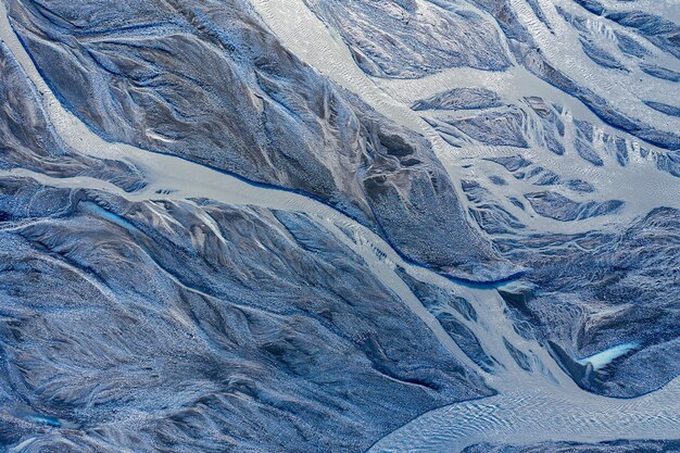 アイスランドの巨大な川床の空中ドローン写真