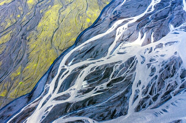 アイスランドの巨大な川床の空中ドローン写真