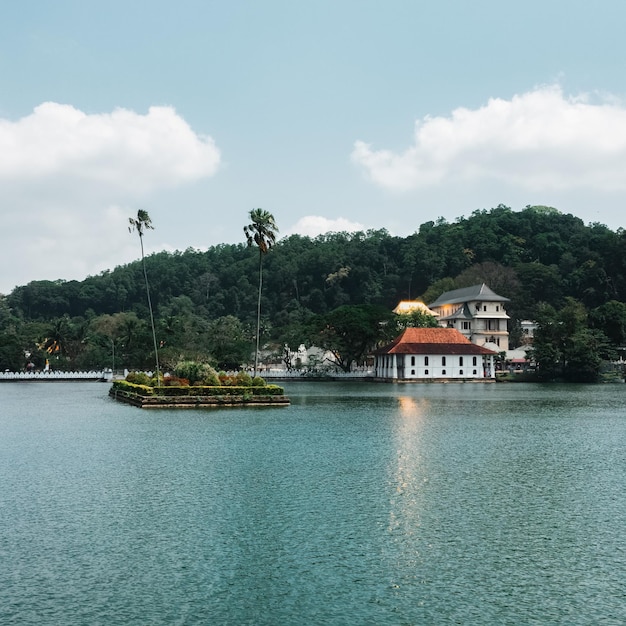 スリランカのキャンディ湖と有名な都市ランドマークであるスリ・ダラダ・マリガワ寺院 (Sri Dalada Maligawa Temple) の空中ドローン写真