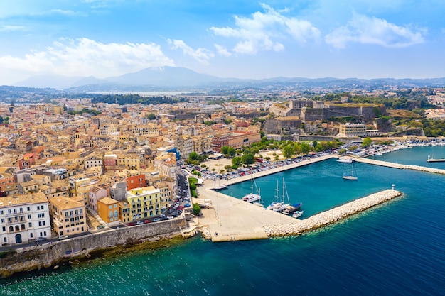 Vista aerea del drone della città di kerkyra con case colorate durante la giornata di sole estivo sull'isola di corfù in grecia