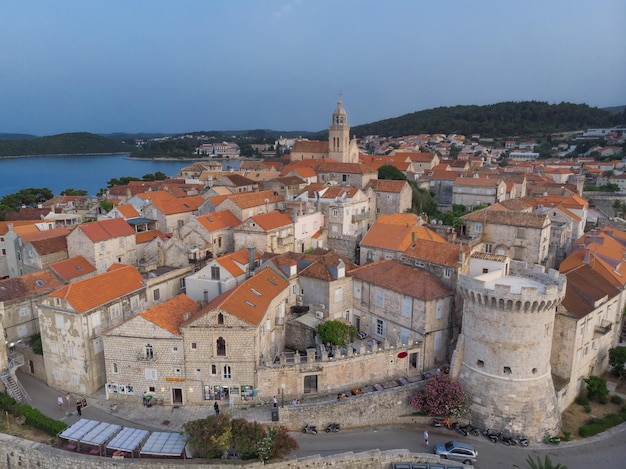 Вид с воздуха с дрона на исторический старый город корчула, далмация, хорватия