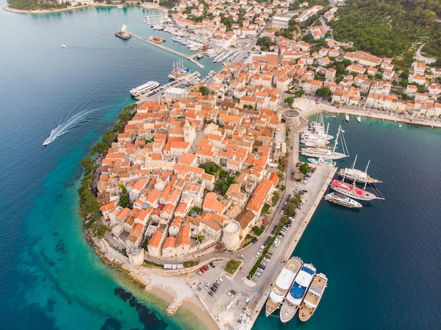 コルチュラ島の歴史的な旧市街ダルマチアクロアチアの空中ドローンビュー