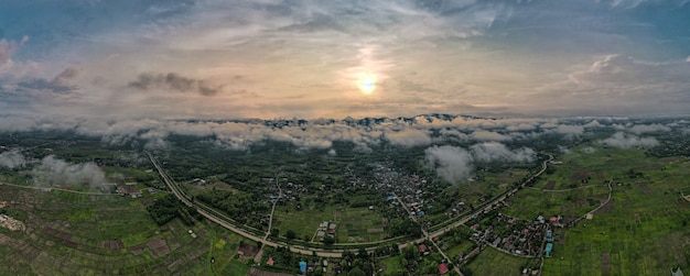 タイのランパーン市の空中ドローンビュー、朝の梅雨の霧、コンセプトのバナーの形。