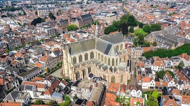 Vista aerea del fuco di paesaggio urbano della città di leida da sopra, orizzonte tipico della città olandese con i canali e case, olanda, paesi bassi