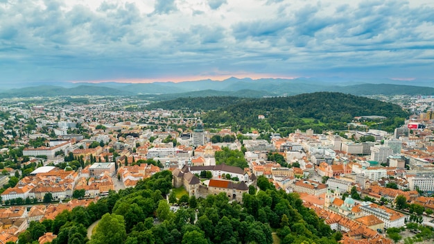 류블랴나 슬로베니아(Ljubljana Slovenia)의 공중 드론 전망 무성한 녹지가 있는 유서 깊은 도심