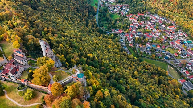 Photo aerial drone view medieval lichtenstein castle on mountain autumn badenwurttemberg germany