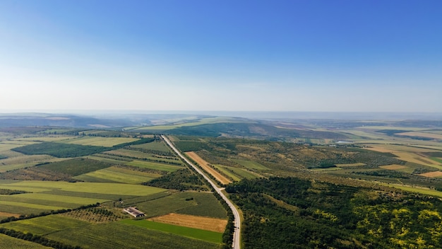 Foto vista aerea del drone della natura in moldavia. autostrada, ampi campi, foresta