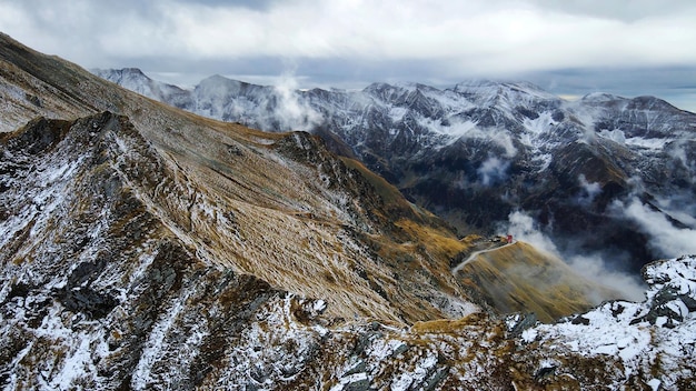 カルパティア山脈の岩だらけの斜面のルーマニアTransfagarasanルートの自然の空中ドローンビュー