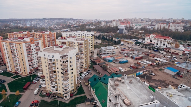 Вид с воздуха на новый микрорайон в городе с дрона