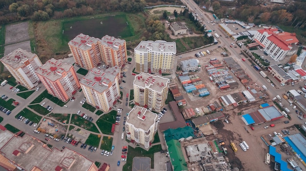 Вид с воздуха на новый микрорайон в городе с дрона