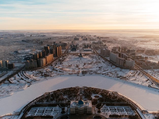 고층 건물과 Baiterek Tower가 있는 NurSultan Kazakhstan Qazaqstan 도심의 공중 드론 보기