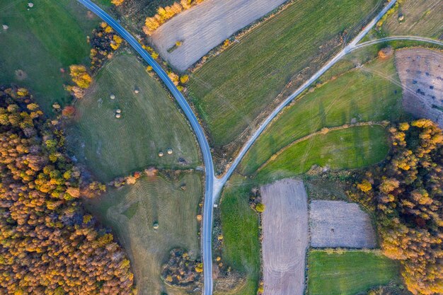 写真 秋の田舎の道路のドローンからの空中写真