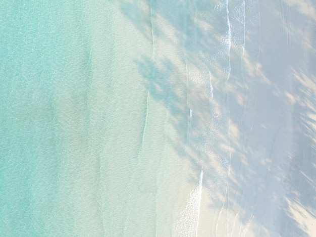 写真 タイの海湾の美しいビーチとターコイズ色の海水の空中ドローンビュー タイのクード島