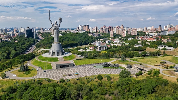 Воздушный беспилотный вид на холмы и парки города киева сверху, городской пейзаж киева и горизонт весной, украина