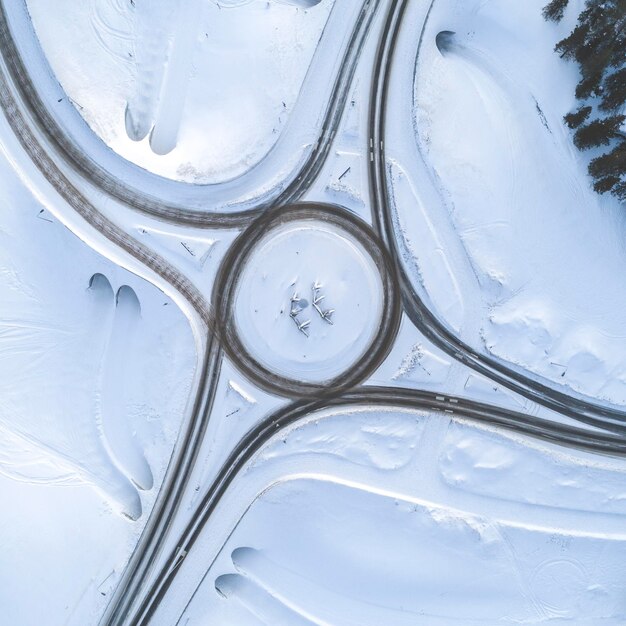 静かな冬の風景の道路の空中ドローンビュー 鳥の目から自然を走る通り