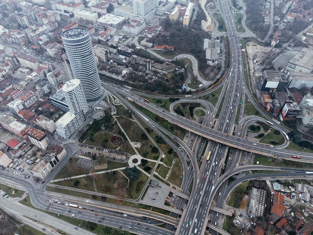 ベオグラード・セルビア・ヨーロッパの道路ジャンクションをドローン空撮