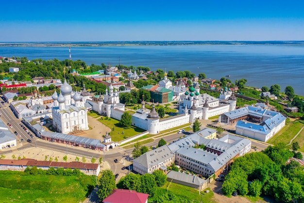 Вид с воздуха с беспилотника на Ростовский Кремль в Ростове Великом городе летом, Россия. Золотое кольцо России.