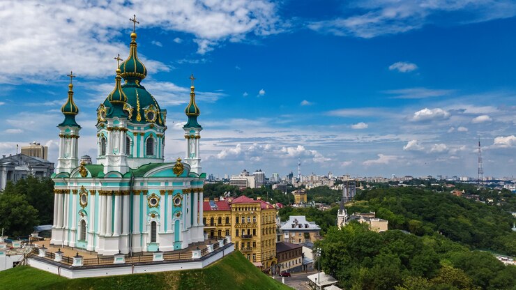Вид с воздуха беспилотный Андреевская церковь и Андреевская улица сверху, городской пейзаж Подольского района, город Киев (Киев), Украина