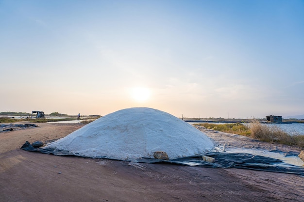 Vung Tau에서 가장 큰 바다소금 생산업체인 Long Dien의 Salt Fields에 대한 공중 드론 보기 및 그 운영은 Long Dien 시내에서 천년 전통의 바다소금 생산을 기반으로 합니다.