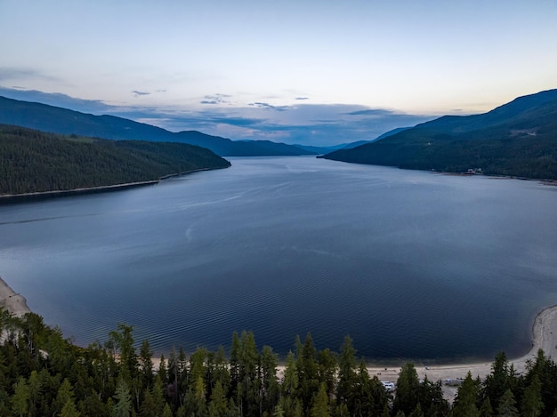 일몰 동안 슈스왑 호수(Shuswap Lake)의 공중 드론 전망