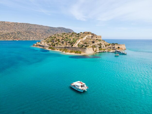 Photo aerial drone view of spinalonga island with calm sea old venetian fortress island and former leper colony