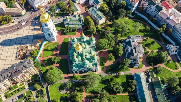 Vista aerea del fuco della cattedrale della st sophia e dell'orizzonte della città di kiev da sopra, paesaggio urbano di kyiv, capitale dell'ucraina