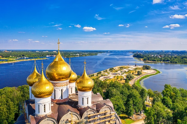 Летний вид с дронов на парк Стрелка и Успенский собор. Город Ярославль, туристическое Золотое кольцо России.