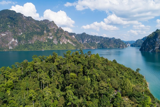 태국의 열대 산봉우리의 공중 무인 항공기 보기 아름다운 군도 섬 태국 카오 속 국립 공원의 호수에 있는 아름다운 산들 놀라운 자연 경관