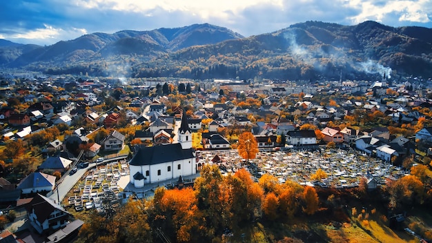 Viseu de Sus Romania의 공중 무인 항공기 보기 많은 주거용 건물