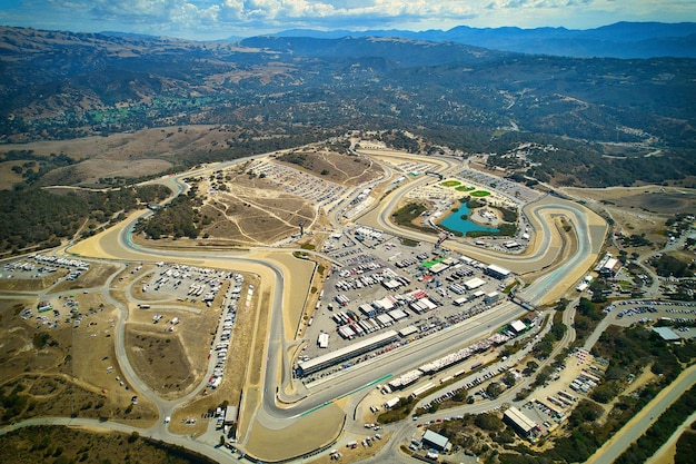 米国カリフォルニア州のウェザーテック レースウェイ ラグナ セカの空撮ドローン ビュー