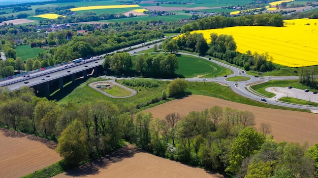 ドイツの田舎の黄色いラップシード畑の空中ドローン写真